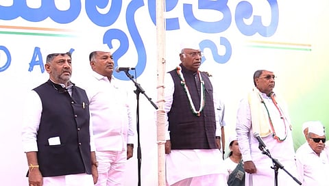 ಕೆಪಿಸಿಸಿ ಕಚೇರಿಯಲ್ಲಿ ಧ್ವಜಾರೋಹಣ ನೆರವೇರಿಸಿದ ಮಲ್ಲಿಕಾರ್ಜುನ ಖರ್ಗೆ.