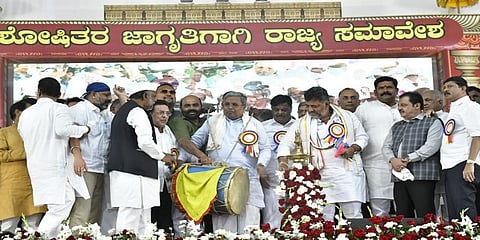 ಕರ್ನಾಟಕ ಶೋಷಿತ ಜಾತಿ-ಸಮುದಾಯಗಳ ಮಹಾ ಒಕ್ಕೂಟ ಮತ್ತು ಕರ್ನಾಟಕ ರಾಜ್ಯ ಹಿಂದುಳಿದ ಜಾತಿಗಳ ಒಕ್ಕೂಟ ಚಿತ್ರದುರ್ಗದಲ್ಲಿ ಆಯೋಜಿಸಿದ್ದ 'ಶೋಷಿತರ ಜಾಗೃತಿ ಸಮಾವೇಶವನ್ನು' ಉದ್ಘಾಟಿಸಿದ ಸಿಎಂ ಸಿದ್ದರಾಮಯ್ಯ