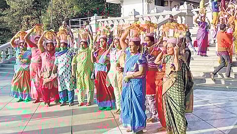 ಕಾವೇರಿ ನೀರು ಸಂಗ್ರಹಿಸಿರುವ ತಮಿಳುನಾಡು ಭಕ್ತರು.