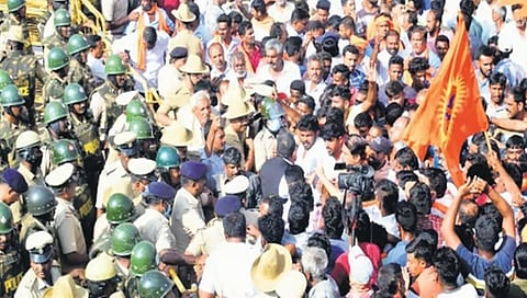 ಪ್ರತಿಭಟನಾಕಾರರ ಮನವೊಲಿಸುತ್ತಿರುವ ಪೊಲೀಸರು.