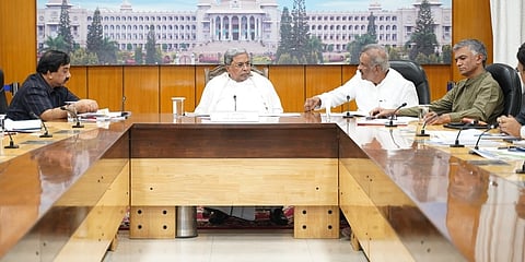 ಸಚಿವರು, ಅಧಿಕಾರಿಗಳೊಂದಿಗೆ ಸಿಎಂ ಸಭೆ