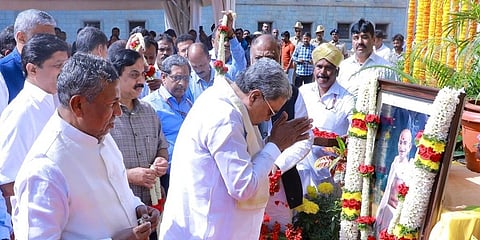 ಮುಖ್ಯಮಂತ್ರಿ ಸಿದ್ದರಾಮಯ್ಯ ಅವರು ಇಂದು ವಿಧಾನಸೌಧ ಆವರಣದಲ್ಲಿರುವ ಮಹಾತ್ಮಾ ಗಾಂಧಿ ಪ್ರತಿಮೆಯ ಬಳಿ ಹುತಾತ್ಮರ ದಿನಾಚರಣೆಯ ಅಂಗವಾಗಿ ಗಾಂಧೀಜಿಯವರ ಭಾವಚಿತ್ರಕ್ಕೆ ಮಾಲಾರ್ಪಣೆ ನೆರವೇರಿಸಿದರು