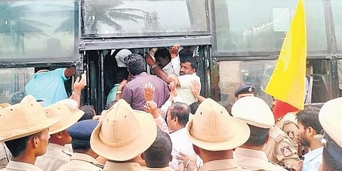ಧರಣಿನಿರತ ಅತಿಥಿ ಉಪನ್ಯಾಸಕರನ್ನು ವಶಕ್ಕೆ ಪಡೆದ ಪೊಲೀಸರು.