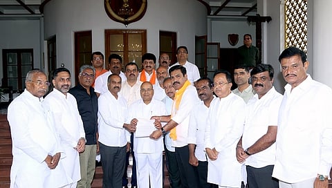 ರಾಜ್ಯಪಾಲರಿಗೆ ದೂರು ಸಲ್ಲಿಸಿದ ಬಿಜೆಪಿ ನಾಯಕರು.