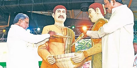ಮುಖ್ಯಮಂತ್ರಿ ಸಿದ್ದರಾಮಯ್ಯ ಮತ್ತು ಕೃಷಿ ಸಚಿವ ಎನ್ ಚಲುವರಾಯಸ್ವಾಮಿ ಶುಕ್ರವಾರ ಬೆಂಗಳೂರಿನ ಅರಮನೆ ಮೈದಾನದಲ್ಲಿ ಸಿರಿಧಾನ್ಯ ಮತ್ತು ಸಾವಯವ ಅಂತರರಾಷ್ಟ್ರೀಯ ವ್ಯಾಪಾರ ಮೇಳ 2024 ಅನ್ನು ಉದ್ಘಾಟಿಸಿದರು.