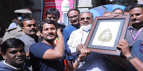 ಮುಖ್ಯಮಂತ್ರಿ ಸಿದ್ದರಾಮಯ್ಯ ಅವರು ಕರ್ನಾಟಕ ಚಿತ್ರಕಲಾ ಪರಿಷತ್ ಆಯೋಜಿಸಿರುವ 'ಚಿತ್ರಸಂತೆ'ಯ ಉದ್ಘಾಟನೆ ಕಾರ್ಯಕ್ರಮದಲ್ಲಿ ಪಾಲ್ಗೊಂಡು, ವಿವಿಧ ಕಲಾಕೃತಿಗಳನ್ನು ವೀಕ್ಷಿಸಿದರು. ಅವರ ಚಿತ್ರವನ್ನು ಕಾಣಿಕೆಯಾಗಿ ನೀಡಲಾಯಿತು