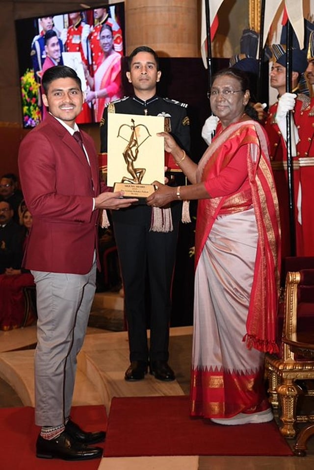 ಕೃಷನ್ ಬಹದ್ದೂರ್ ಪಾಠಕ್(ಹಾಕಿ)