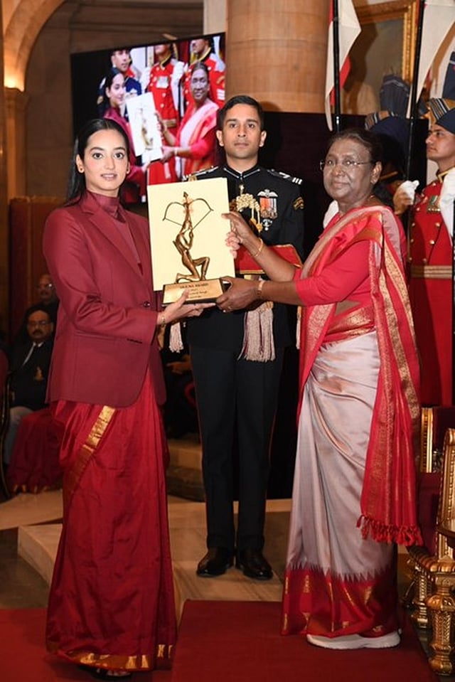 ದಿವ್ಯಕೃತಿ ಸಿಂಗ್(ಈಕ್ವೆಸ್ಟ್ರಿಯನ್ ಡ್ರೆಸ್ಸೇಜ್)