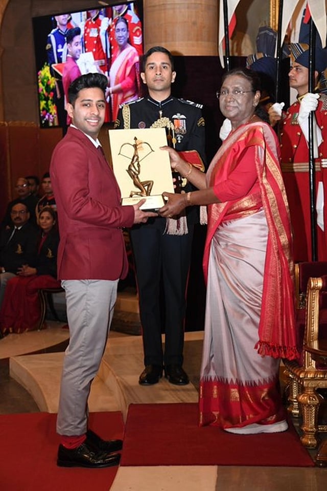 ಅನುಷ್ ಅಗರವಾಲಾ (ಈಕ್ವೆಸ್ಟ್ರಿಯನ್)