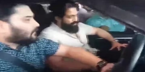 ಕಾರಿನಲ್ಲಿ ಯಶ್ ಸಂಚರಿಸುತ್ತಿರುವ ದೃಶ್ಯ
