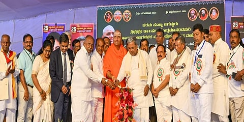 ಮುಖ್ಯಮಂತ್ರಿ ಸಿದ್ದರಾಮಯ್ಯನವರು ಹೊಸದುರ್ಗದ ಬ್ರಹ್ಮವಿದ್ಯಾನಗರ ಸುಕ್ಷೇತ್ರದಲ್ಲಿ ಜಗದ್ಗುರು ಡಾ.ಪುರುಷೋತ್ತಮಾನಂದಪುರಿ ಮಹಾಸ್ವಾಮಿಗಳ 25ನೇ ವರ್ಷದ ಪಟ್ಟಾಭಿಷೇಕದ ರಜತ ಮಹೋತ್ಸವ ಮತ್ತು ರಾಷ್ಟ್ರೀಯ ಭಗೀರಥ ಜಯಂತ್ಸೋತ್ಸವ ಹಾಗೂ ಉಪ್ಪಾರ ಸಮುದಾಯದ ಬೃಹತ್ ಸಮಾವೇಶವನ್ನು ಉದ್ಘಾಟಿಸಿದರು