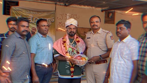 ವರ್ತೂರ್ ಸಂತೋಷ್ ಗೆ ಸನ್ಮಾನಿಸಿದ ಪಿಎಸ್ಐ ತಿಮ್ಮರಾಯಪ್ಪ