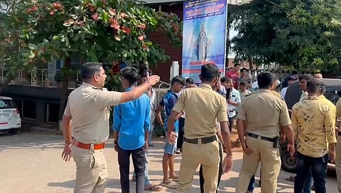 ಶಾಲೆ ಆವರಣದಲ್ಲಿ ಪೋಲೀಸರು.