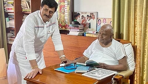 ದೇವೇಗೌಡರ ಜೊತೆ ಸಿಪಿ ಯೋಗೇಶ್ವರ್.