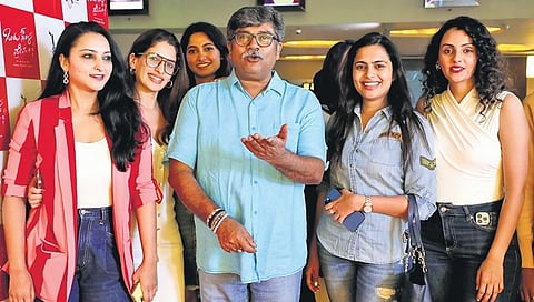 ನಟ ರಂಗಾಯಣ ರಘು ಜೊತೆ ಸ್ಯಾಂಡಲ್ ವುಡ್ ನಾಯಕ ನಟಿಯರು.