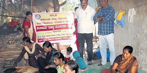 ಗಜೇಂದ್ರಗಡದ ಗೋಗೇರಿ ಗ್ರಾಮದ ರೊಟ್ಟಿ ಘಟಕವೊಂದರಲ್ಲಿ ಕೆಲಸ ಮಾಡುತ್ತಿರುವ ಮಹಿಳೆಯರು.