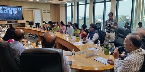 ಅಧಿಕಾರಿಗಳೊಂದಿಗೆ ದಿನೇಶ್ ಗುಂಡೂರಾವ್ ಚರ್ಚೆ