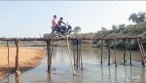 ಗ್ರಾಮಸ್ಥರು ನಿರ್ಮಿಸಿರುವ ಮರದ ಸೇತುವೆ