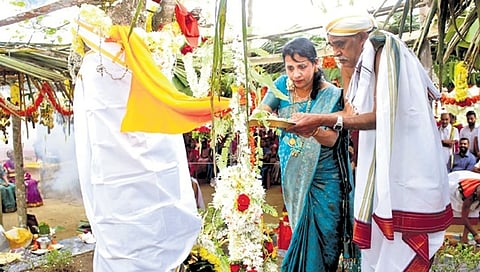 ಅಶ್ವತ್ಥ ಮರ ಹಾಗೂ ನೆಲ್ಲಿಕಾಯಿ ಗಿಡಕ್ಕೆ ವಿವಾಹ ನೆರವೇರಿಸುತ್ತಿರುವುದು.