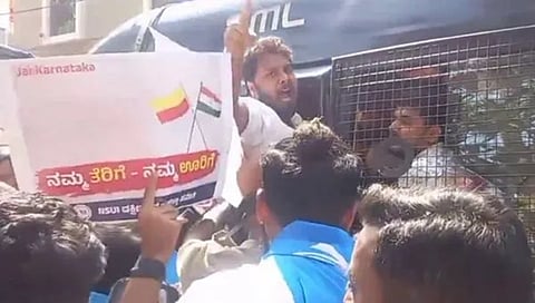 ಎನ್ಎಸ್'ಯುಐ ಕಾರ್ಯಕರ್ತರನ್ನು ವಶಕ್ಕೆ ಪಡೆಯುತ್ತಿರುವುದು.