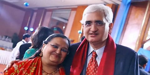 ಸಲ್ಮಾನ್ ಖುರ್ಷಿದ್, ಅವರ ಪತ್ನಿ