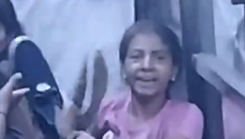 ಶೂಗಳಲ್ಲಿ ಕಿತ್ತಾಡುತ್ತಿರುವ ಮಹಿಳೆಯರು.