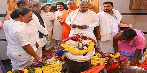 ಮುಖ್ಯಮಂತ್ರಿ ಸಿದ್ದರಾಮಯ್ಯ ಹೊಸದುರ್ಗದ ಬ್ರಹ್ಮವಿದ್ಯಾನಗರ ಸುಕ್ಷೇತ್ರದಲ್ಲಿ ಜಗದ್ಗುರು ಡಾ.ಪುರುಷೋತ್ತಮಾನಂದಪುರಿ ಮಹಾಸ್ವಾಮಿಗಳ 25ನೇ ವರ್ಷದ ಪಟ್ಟಾಭಿಷೇಕದ ರಜತ ಮಹೋತ್ಸವ ಮತ್ತು ರಾಷ್ಟ್ರೀಯ ಭಗೀರಥ ಜಯಂತ್ಸೋತ್ಸವ ಹಾಗೂ ಉಪ್ಪಾರ ಸಮುದಾಯದ ಬೃಹತ್ ಸಮಾವೇಶವನ್ನು ಉದ್ಘಾಟಿಸಿ ಪೂಜೆ ಸಲ್ಲಿಸಿದರು