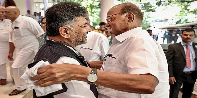 <strong>ವಿರೋಧ ಪಕ್ಷಗಳ ಸಭೆ ವೇಳೆ ಎನ್‌ಸಿಪಿ ಮುಖ್ಯಸ್ಥ ಶರದ್ ಪವಾರ್‌ರನ್ನು ಸ್ವಾಗತಿಸಿದ ಡಿಸಿಎಂ ಡಿಕೆ ಶಿವಕುಮಾರ್</strong>