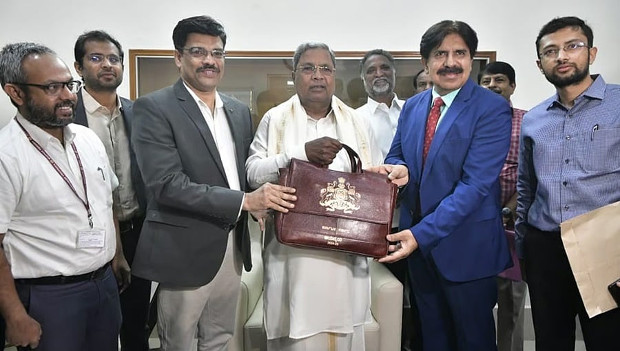 2024-25ನೇ ಸಾಲಿನ ರಾಜ್ಯ ಬಜೆಟ್ ಗಾತ್ರ 3.71 ಲಕ್ಷ ಕೋಟಿ ರೂ; ವಲಯವಾರು ವಿಂಗಡಣೆ ಮಾಡಿ ಬಜೆಟ್ ಮಂಡನೆ