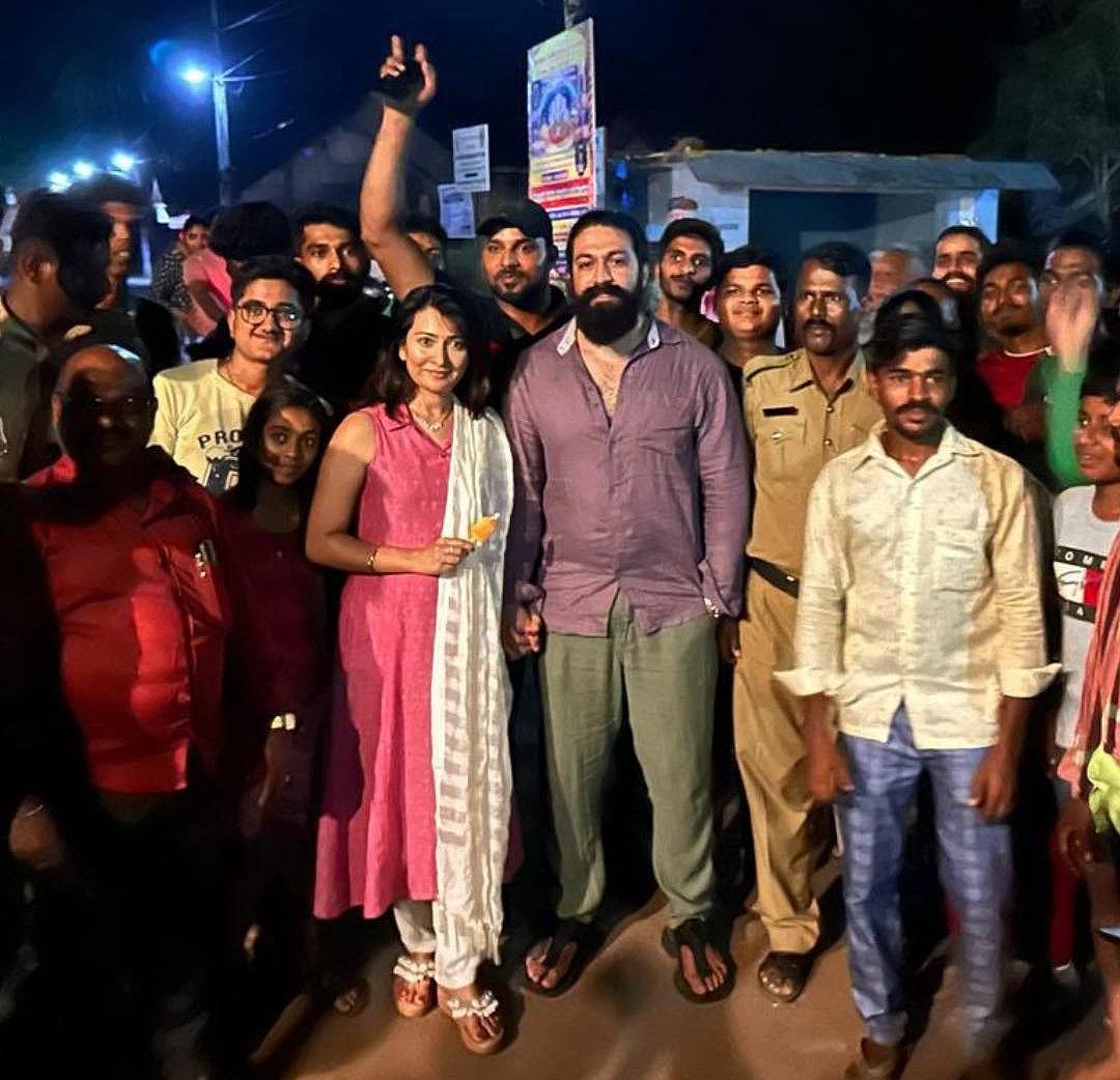ಯಶ್ ದಂಪತಿ ಅಭಿಮಾನಿಗಳ ಜೊತೆ