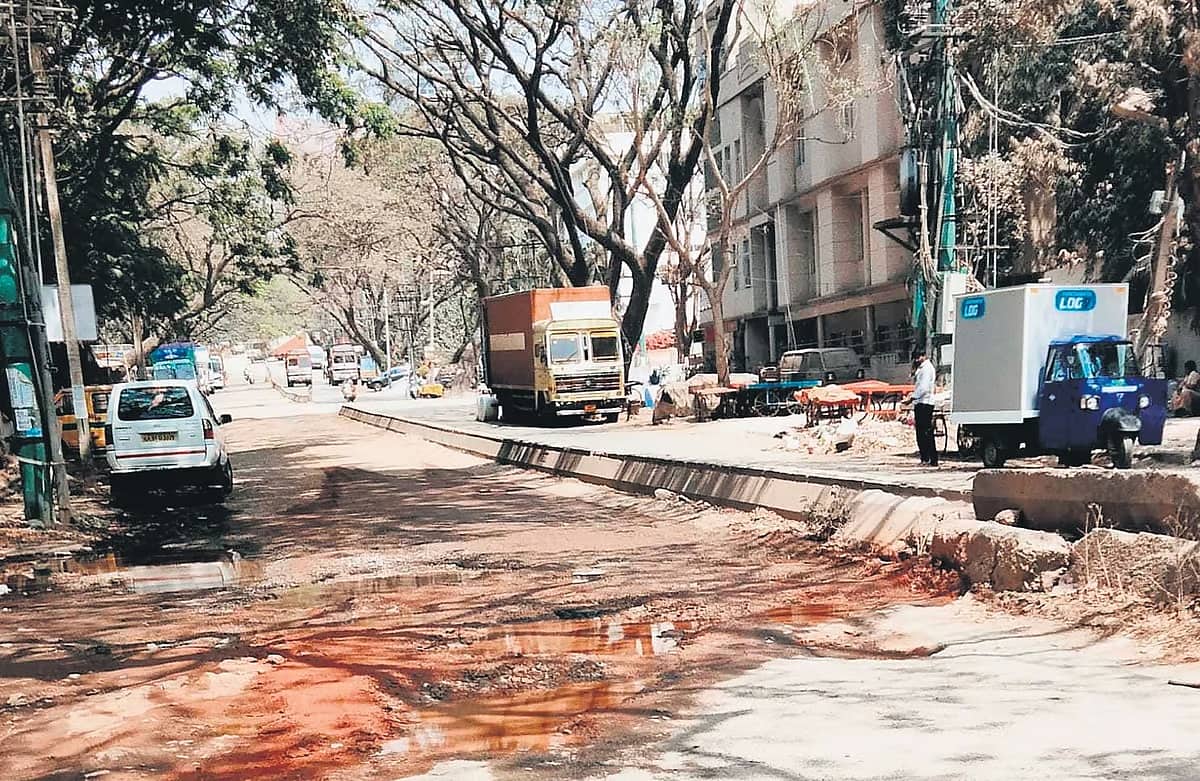ಕಂಠೀರವ ಸ್ಟುಡಿಯೋ ರಸ್ತೆಯಲ್ಲಿ ಬಾಯ್ತೆರೆದು ಕೂತಿವೆ ಗುಂಡಿಗಳು: ಸವಾರರಿಗೆ ನರಕಯಾತನೆ!