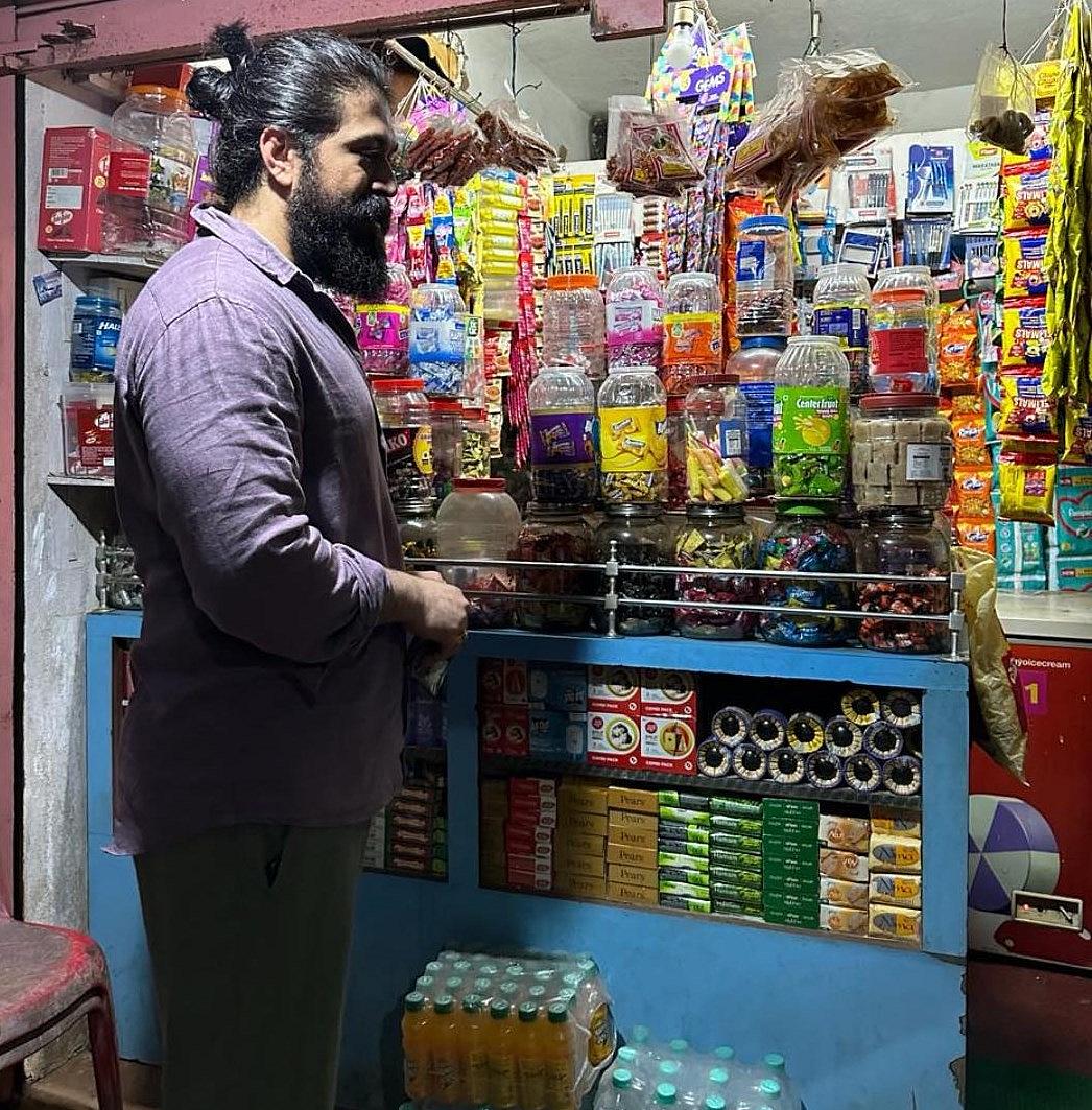 ಅಂಗಡಿಯಲ್ಲಿ ಖರೀದಿಸುತ್ತಿರುವ ರಾಕಿಂಗ್ ಸ್ಟಾರ್ ಯಶ್