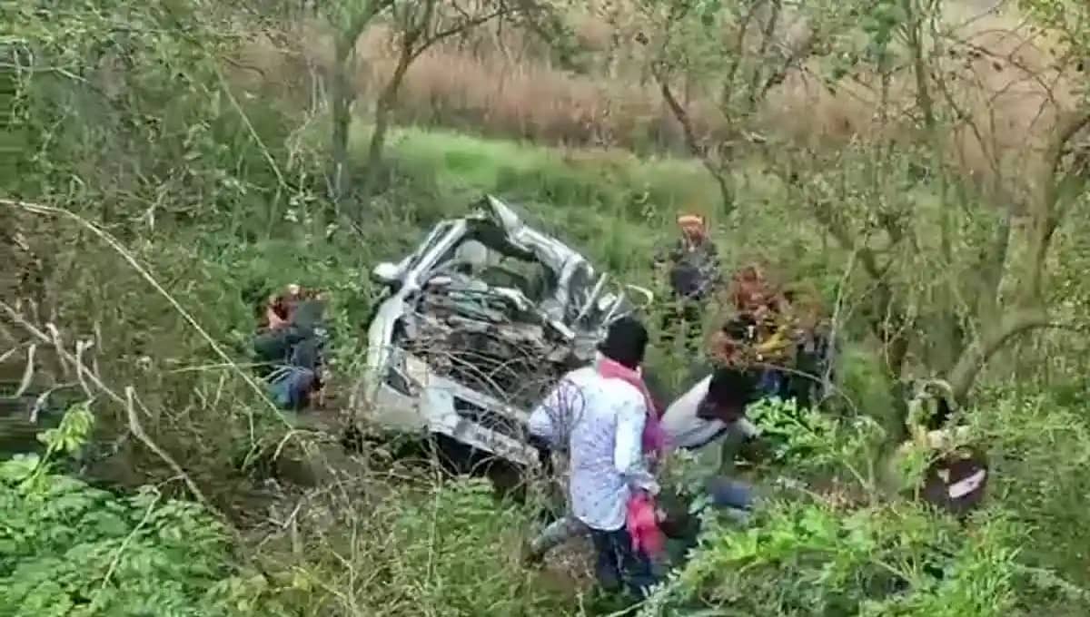 ಮದುವೆ ಮುಗಿಸಿ ಬರುತ್ತಿದ್ದವರು ಮಸಣಕ್ಕೆ: ಕಾರಿಗೆ ಟ್ರ್ಯಾಕ್ಟರ್ ಡಿಕ್ಕಿ, ಮೂವರು ಮಕ್ಕಳು ಸೇರಿದಂತೆ 7 ಮಂದಿ ದುರ್ಮರಣ