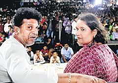ರೈತರಿಗೆ ಬೆಂಬಲ ಬೆಲೆ ಕೊಡಿಸುವುದು ನನ್ನ ಗುರಿ, ತಂದೆ ಹಾದಿಯಲ್ಲಿ ಸಾಗಲು ಆಶೀರ್ವದಿಸಿ: ಗೀತಾ ಶಿವರಾಜ್ ಕುಮಾರ್