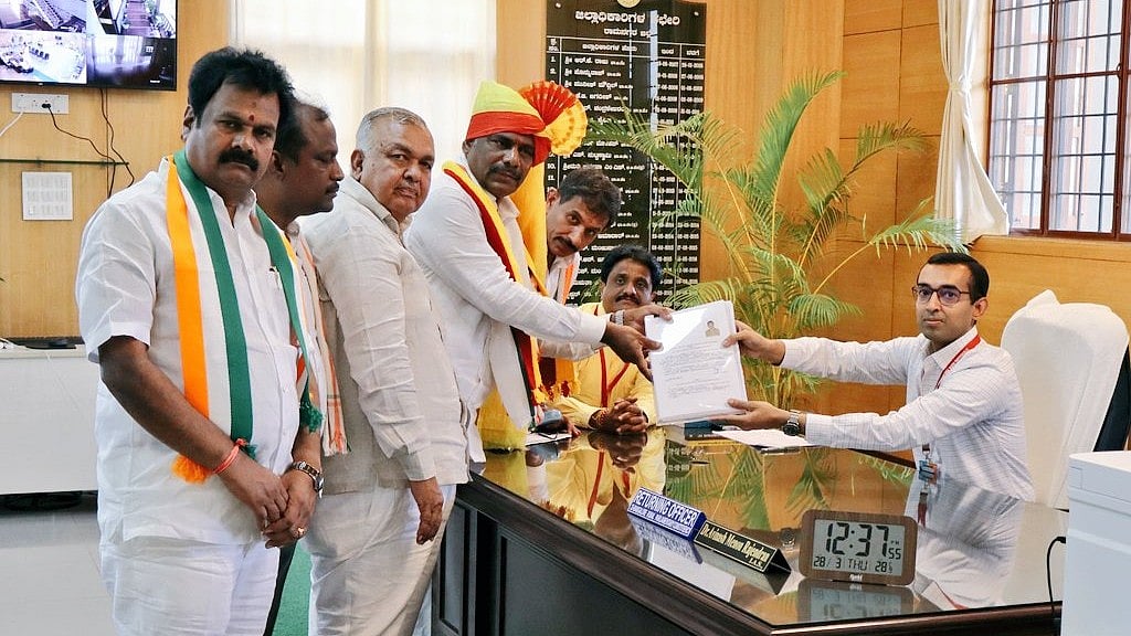 Loksabha Election 2024: ಬೆಂಗಳೂರು ಗ್ರಾಮಾಂತರ ಕ್ಷೇತ್ರದಿಂದ ಕಾಂಗ್ರೆಸ್ ಸಂಸದ ಡಿಕೆ ಸುರೇಶ್ ನಾಮಪತ್ರ ಸಲ್ಲಿಕೆ