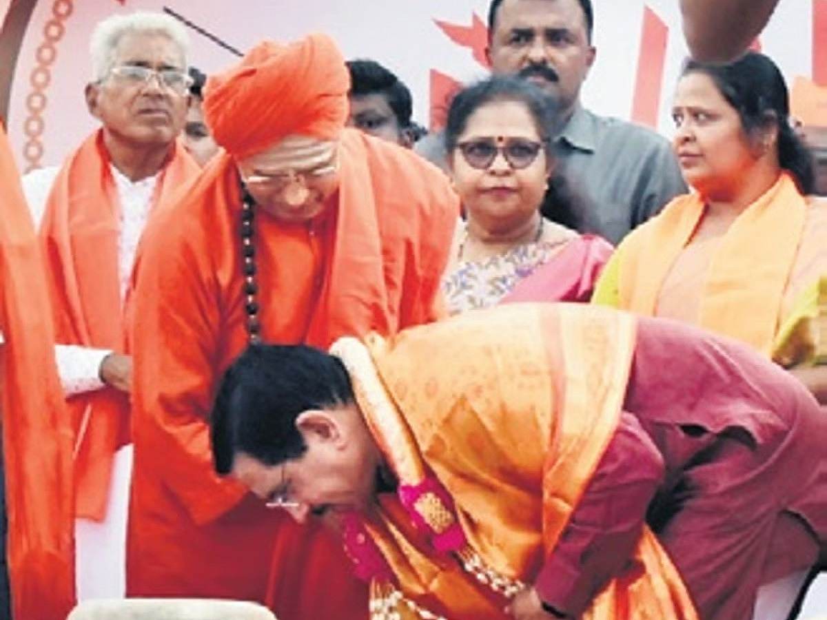 ಧಾರವಾಡ ಕ್ಷೇತ್ರದ ಅಭ್ಯರ್ಥಿ ಬದಲಿಸುವಂತೆ ಸ್ವಾಮೀಜಿಗಳ ಒತ್ತಾಯ: ತಪ್ಪಾಗಿದ್ದರೆ ಕ್ಷಮೆ ಕೇಳಲು ಸಿದ್ಧ ಎಂದ ಪ್ರಹ್ಲಾದ್ ಜೋಶಿ