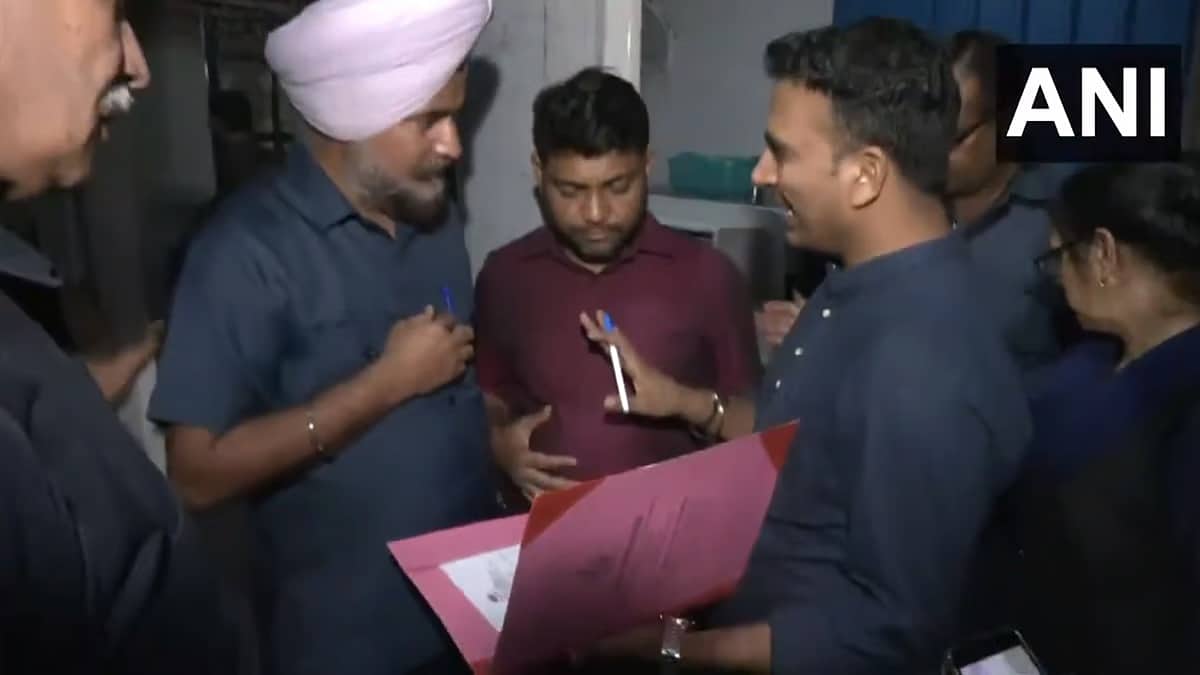 ಬಂಧನದಿಂದ ರಕ್ಷಣೆ ನೀಡಲು ದೆಹಲಿ ಹೈಕೋರ್ಟ್ ನಕಾರ: ಕೇಜ್ರಿವಾಲ್ ನಿವಾಸಕ್ಕೆ ತೆರಳಿ ಸಮನ್ಸ್ ನೀಡಿದ ಇಡಿ