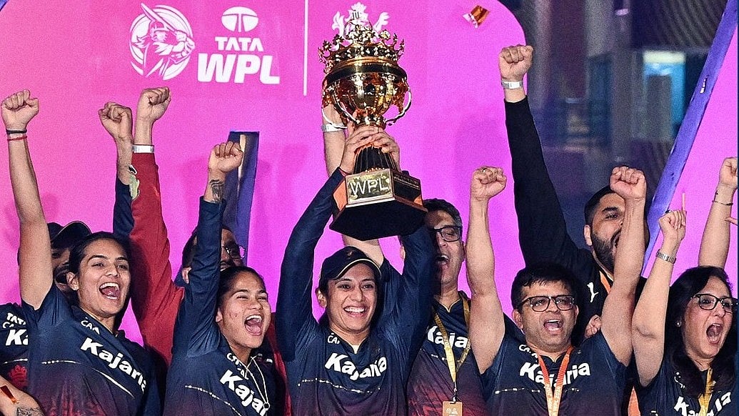 RCB Champion: ಮಧ್ಯರಾತ್ರಿಯಲ್ಲಿ ಬೆಂಗಳೂರಿನ ಗಲ್ಲಿಗಲ್ಲಿಗಳಲ್ಲಿ ಅಭಿಮಾನಿಗಳ ಸಂಭ್ರಮಾಚರಣೆ, ವಿಡಿಯೋಗಳು