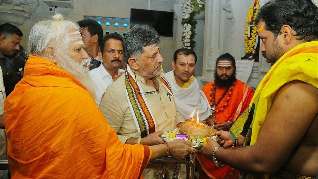 ಅಕ್ರಮ ಹಣ ವರ್ಗಾವಣೆ: ಸುಪ್ರೀಂ ಕೋರ್ಟ್ ತೀರ್ಪು ಬೆನ್ನಲ್ಲೇ ನೊಣವಿನಕೆರೆ ಕಾಡಸಿದ್ದೇಶ್ವರ ಮಠಕ್ಕೆ ಡಿಕೆಶಿ ಭೇಟಿ