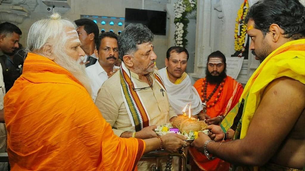 ಅಕ್ರಮ ಹಣ ವರ್ಗಾವಣೆ: ಸುಪ್ರೀಂ ಕೋರ್ಟ್ ತೀರ್ಪು ಬೆನ್ನಲ್ಲೇ ನೊಣವಿನಕೆರೆ ಕಾಡಸಿದ್ದೇಶ್ವರ ಮಠಕ್ಕೆ ಡಿಕೆಶಿ ಭೇಟಿ