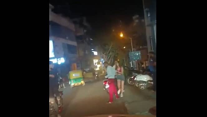 ಕಂಠಪೂರ್ತಿ ಕುಡಿದು ಕಾರು ಚಲಾಯಿಸಿದ್ದನ್ನು ಪ್ರಶ್ನಿಸಿದ ಆಟೋ ಚಾಲಕನ ಮೇಲೆ ಯುವತಿ ಹಲ್ಲೆ, ರಂಪಾಟ!