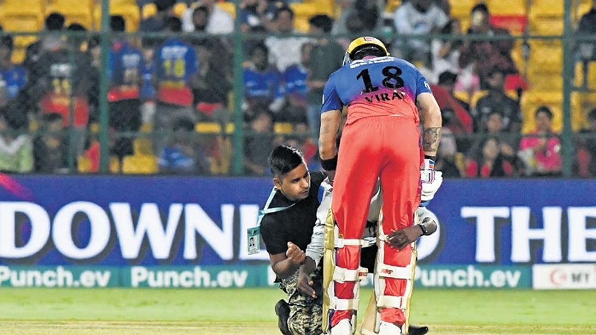 ಪಂದ್ಯದ ವೇಳೆ ಮೈದಾನಕ್ಕೆ ನುಗ್ಗಿ ಕೊಹ್ಲಿ ಕಾಲು ಹಿಡಿದಿದ್ದ ವ್ಯಕ್ತಿ ಪೊಲೀಸರ ವಶಕ್ಕೆ