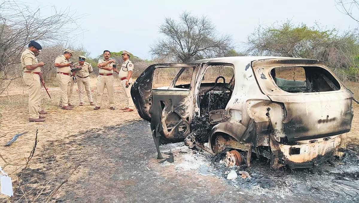 ತುಮಕೂರು: ಭಸ್ಮವಾಗಿರುವ ಕಾರಿನಲ್ಲಿ ಸುಟ್ಟು ಕರಕಲಾಗಿರುವ ಮೂರು ಮೃತದೇಹ ಪತ್ತೆ!