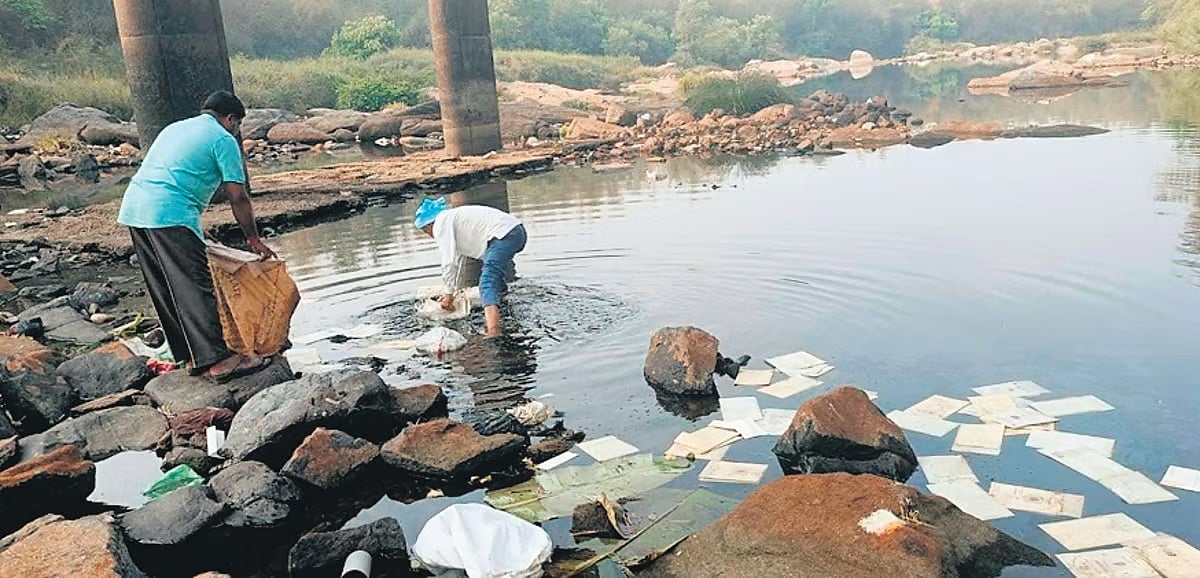 ವೆಡ್ಡಿಂಗ್ ಪಾರ್ಟಿ: ಕಾವೇರಿ ನದಿಗೆ ಕಸ ಎಸೆದವರ ವಾಪಸ್ ಕರೆಸಿ ಸ್ವಚ್ಛಗೊಳಿಸಿದ ಸ್ಥಳೀಯರು!