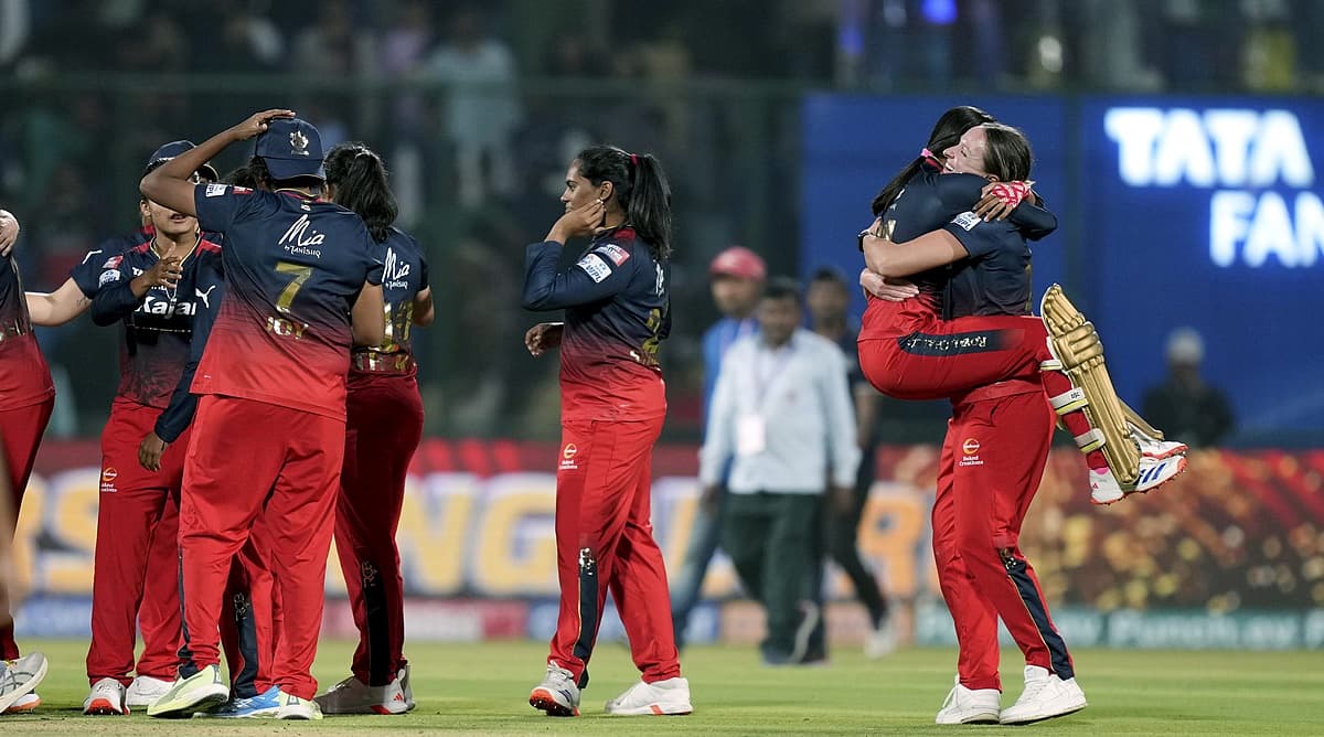 ಫೈನಲ್ ಪಂದ್ಯ ಗೆದ್ದ ಬಳಿಕ ಮೈದಾನದಲ್ಲಿ ಸಂಭ್ರಮಿಸಿದ ಆಟಗಾರ್ತಿಯರು