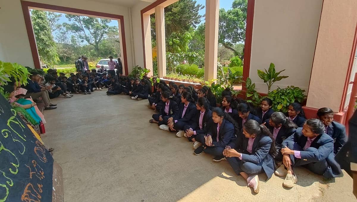 ವೇತನಕ್ಕೆ ಒತ್ತಾಯ: ಮಡಿಕೇರಿಯಲ್ಲಿ ಅತಿಥಿ ಉಪನ್ಯಾಸಕರ ಪ್ರತಿಭಟನೆ 2ನೇ ವಾರಕ್ಕೆ, ವಿದ್ಯಾರ್ಥಿಗಳ ಬೆಂಬಲ