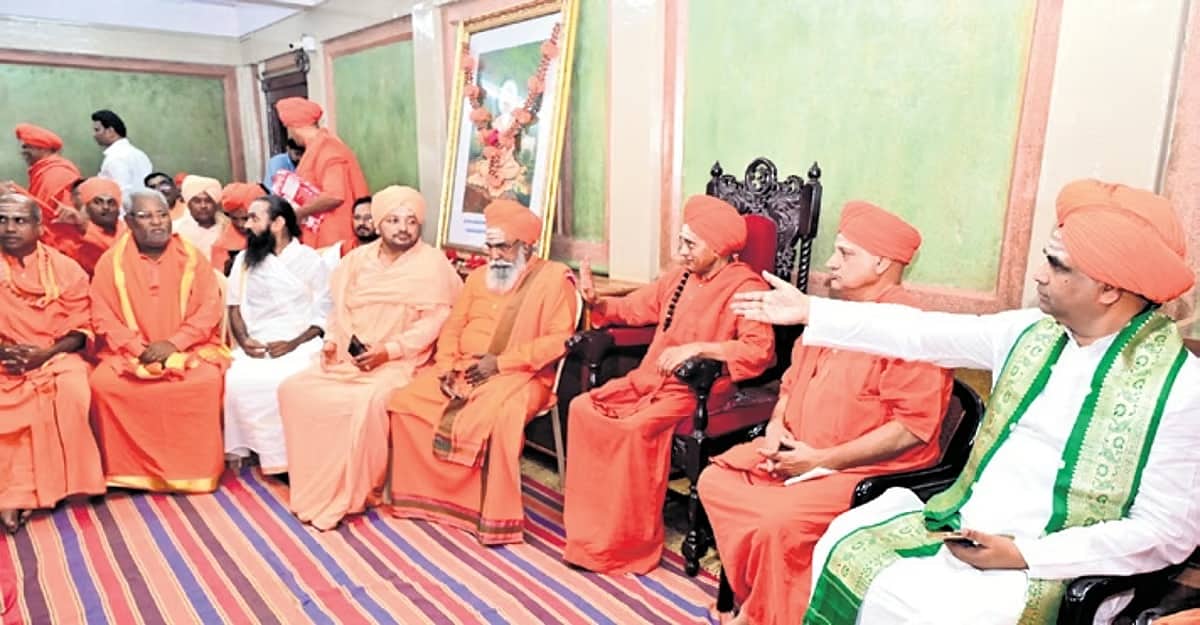 ವೀರಶೈವ-ಲಿಂಗಾಯತ ಪ್ರತ್ಯೇಕ ಧರ್ಮಕ್ಕೆ ಆಗ್ರಹ; ಕಾವಿ ಧರಿಸಿ ಓಡಾಡುತ್ತಿರುವ ಸ್ವಾಮೀಜಿಗಳೇ ನಿಮ್ಮ ಧರ್ಮದ ದೇವರು ಯಾರು?