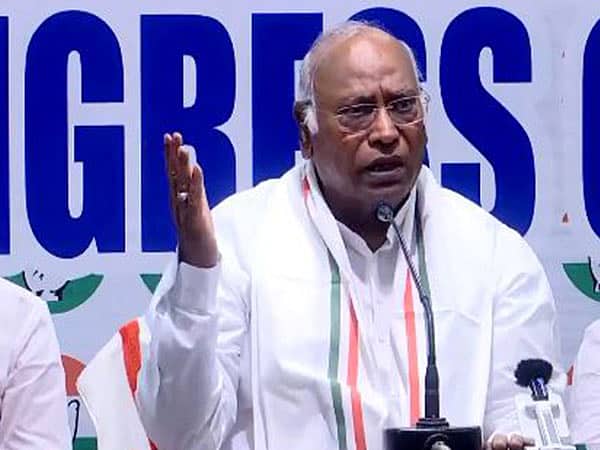 ಕೆಂಪುಕೋಟೆಯಲ್ಲಿ ಮಹಿಳೆಯರ ಸುರಕ್ಷತೆ ಬಗ್ಗೆ ಮಾತನಾಡುವ ಮೋದಿ ಯಾವುದೇ ಕ್ರಮ ತೆಗೆದುಕೊಂಡಿಲ್ಲ: ಖರ್ಗೆ