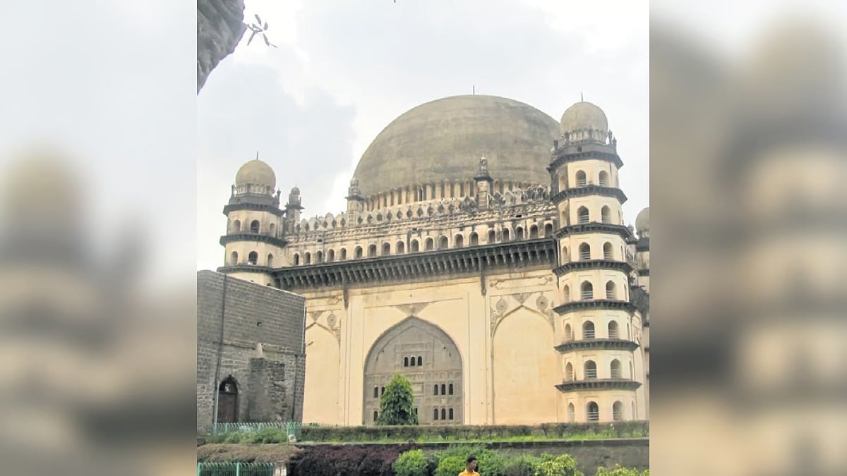 ವಿಜಯಪುರ: ಐತಿಹಾಸಿಕ ಸ್ಮಾರಕಕ್ಕಿಲ್ಲ 'ಲೈಟ್ನಿಂಗ್ ಅರೆಸ್ಟರ್ ವ್ಯವಸ್ಥೆ'; ಸಿಡಿಲು ಬಡಿದು ಮೆಹತರ್ ಮಹಲ್ ಮಿನಾರ್ಗೆ ಹಾನಿ!
