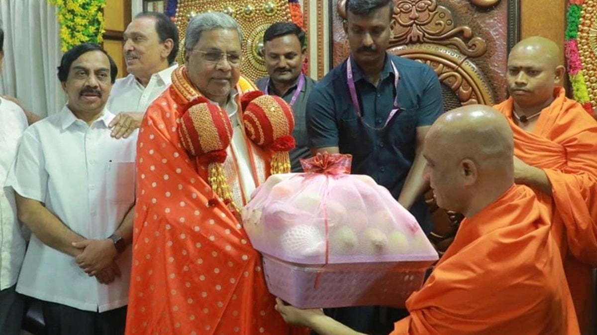 ಬಿಜೆಪಿ-ಜೆಡಿಎಸ್ ಮೈತ್ರಿಯಿಂದ ವಿಚಲಿತ: ಆದಿ ಚುಂಚನಗಿರಿ ಮಠಕ್ಕೆ ಸಿಎಂ ಭೇಟಿ; ಕಾಂಗ್ರೆಸ್ ನಾಯಕರಿಂದ ಒಕ್ಕಲಿಗ ಮಂತ್ರ ಜಪ!